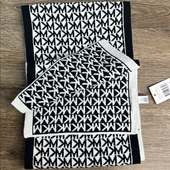 NWT Michael Kors Women\'s Scarf and Hat Set Black/Cream main image 4